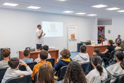 El proyecto ‘El gofio, desayuno olímpico’ lleva a los centros educativos las propiedades de este superalimento, de la mano del ex atleta Mario Pestano