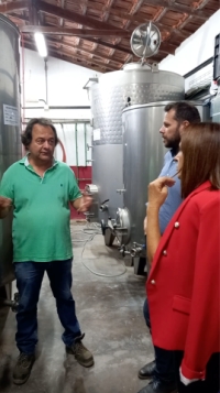 La alcaldesa visita la Bodega Higuera Mayor y destaca la calidad de los vinos del municipio