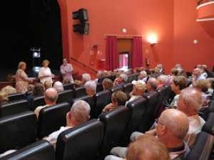 Cerca de un centenar de vecinos asisten a la reunión para aclarar sus dudas sobre los viajes del IMSERSO