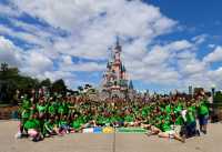 La Banda Municipal de Música de Gáldar participa en la cabalgata más multitudinaria de la historia de Disneyland París