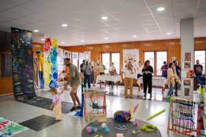 ‘El Viaje del Atelier’ desembarca en Marmolejos con gran éxito y una exposición llena de color y creatividad