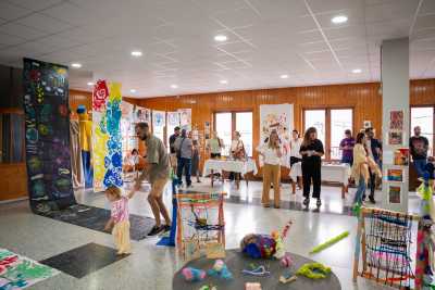 ‘El Viaje del Atelier’ desembarca en Marmolejos con gran éxito y una exposición llena de color y creatividad
