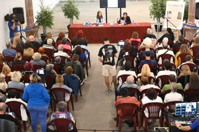 El  XVIII Festival Internacional de Poesía Palabra en el Mundo contó en Guía con más de 50 poetas y los versos y canciones de Luis Pastor