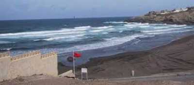 El Ayuntamiento cierra Playa del Hombre tras detectar la presencia de petróleo en su orilla