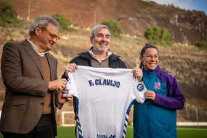 Clavijo alaba el talento y alto nivel competitivo del fútbol femenino canario en su visita al primer equipo del CD Tenerife