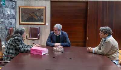 Clavijo recibe la felicitación navideña de la Asociación de Mujeres con Cáncer de Mama de Tenerife (ÁMATE)