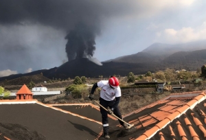 Cruz Roja da respuesta a las necesidades que aún persisten entre la población afectada por el volcán de La Palma