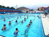El programa ‘Bienvenido Verano’ para las personas mayores culmina con un divertida “zambullida” en las piscinas municipales