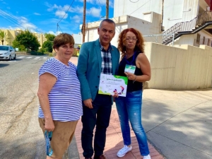 El Ayuntamiento adecenta los jardines del barrio de Ponce y entrega credenciales a dos vecinas que se encargan de cuidarlos
