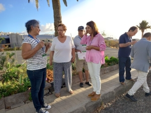 Dos vecinos de La Barranquera reciben sus diplomas y credenciales de Barrios Verdes por embellecer un jardín urbano