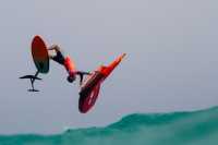 La competición de Surf-Freestyle ha comenzado con competidores disfrutando del viento de Sotavento