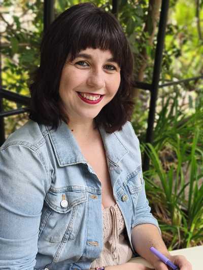 Myriam López presenta en la Biblioteca Insular su novela ‘Más allá de ella’, que habla sobre la maternidad real, la violencia psicológica y la sanación a través del arte y las redes de mujeres