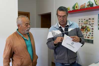 Mogán reparte 600 trampas entre 98 agricultores para proteger los cultivos de la polilla