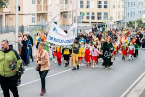 Cerca de un millar de escolares llenan de color, alegría y creatividad la Gran Cabalgata Infantil del Carnaval de Guía