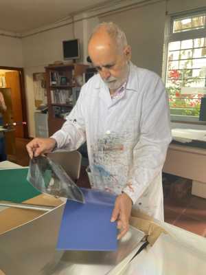 El grabador Julio Sánchez imparte un taller de fotolitografía creativa en plancha de aluminio