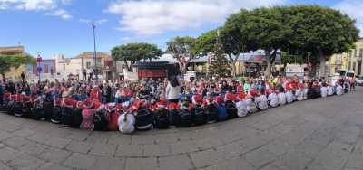 El frontis de la Iglesia de Santa María de Guía acogió el tradicional concierto de villancicos de los pequeños ‘Papá Noel’ del CEIP Nicolás Aguiar