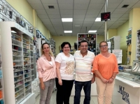 Nayra Navarro visita la Mercería León por los 11 años en sus nuevas instalaciones