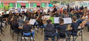 La Banda Infantil de la Escuela de Música de Gáldar actúa en un encuentro con otras bandas