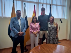 La alcaldesa recibe al jugador teldense de balonmano Ezequiel Conde tras lograr el Campeonato de Europa juvenil