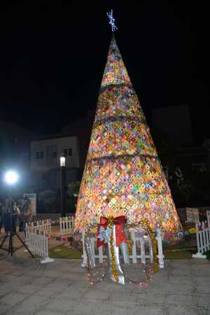 Cerca de 5.000 rosetas forman el precioso Árbol de Navidad de Ganchillo inaugurado este sábado en la Plaza de La Atalaya