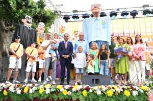 Guía brinda un homenaje a Ricardo Padrón y le ‘regala’ un Papagüevo para que forme parte siempre de los emblemáticos Pasacalles de las fiestas de La Virgen