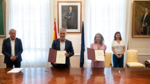 El presidente de Canarias y la ministra firman el protocolo que eleva la bonificación al transporte colectivo hasta el 50%