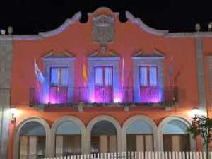 El Ayuntamiento de Guía  iluminó sus Casas Consistoriales con luces rosas para conmemorar el día de la lucha contra el cáncer de mama