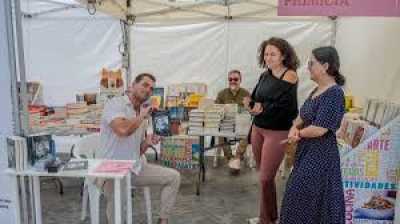 La Feria del Libro de Mogán cierra su edición de 2026 con Juan Gómez-Jurado y Albert Espinosa como protagonistas