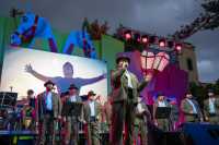 El grupo Tigaray deja su sello en la Plaza de Santiago para concluir la Semana del Folclore