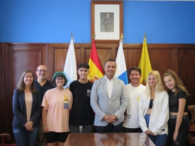 El alcalde recibe a los alumnos y profesores del IES Santa María de Guía que viajan a Turquía dentro del programa Erasmus