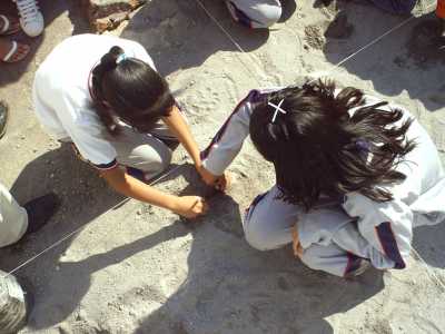 Cueva Pintada invita a niños y niñas de entre 6 y 12 años a convertirse en arqueólogos este verano