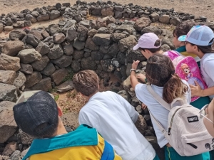 Escolares de Gáldar escenifican la vida cotidiana de un poblado indígena de la costa norte de Gran Canaria