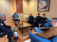 Rony, el héroe canino de la Policía Nacional, visita el Ayuntamiento junto a su guía, el teldense Miguel Ángel Díaz