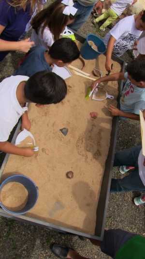 Cueva Pintada en familia propone ‘La arqueología en tus manos’, una aproximación al fascinante trabajo de las excavaciones