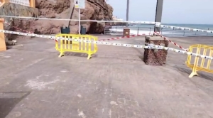 Playas, Policía Local y Proactiva cierran al paso el muelle de Melenara por el peligro que suponen los embates del mar en la zona