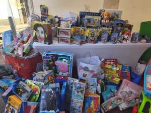 Servicios Sociales recoge decenas de juguetes y regalos para adolescentes y mayores gracias a la solidaridad ciudadana