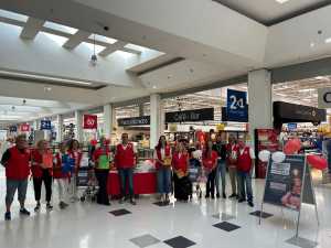 Fundación Solidaridad Carrefour entrega a Cruz Roja 8.700 euros en material escolar a favor de la infancia en riesgo social de Canarias
