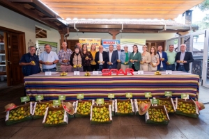 Spar Gran Canaria refuerza su compromiso local con los agricultures de Valleseco renovando su convenio de la manzana