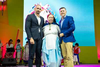 Gáldar entrega la Medalla de Oro de la Ciudad a la AF Harimaguadas durante el XI Festival de Folclore Infantil &#039;Gáldar Uniendo Orillas&#039;