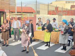 Más de 200 personas celebran el traspaso de la antorcha del 8M en la Asociación de Vecinos Roque Azucarero