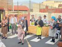 Más de 200 personas celebran el traspaso de la antorcha del 8M en la Asociación de Vecinos Roque Azucarero