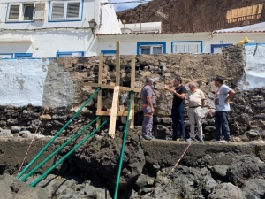 Playas inicia los trabajos de reparación del socavón del paseo marítimo de Tufia