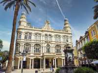 Una ruta guiada artístico literaria descubre a la ciudadanía la huella modernista de la calle Triana