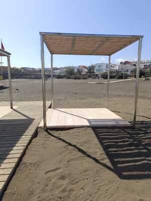 Playas coloca dos nuevas zonas de sombra en la cala de La Garita