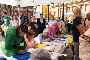 Centenares de mayores disfrutan en la Plaza de Santiago en las VIII Jornadas del Mayor