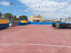 Deportes acondiciona la cancha deportiva del barrio de El Caracol