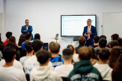 El REF llega a las aulas de Gáldar en el Mes de Canarias