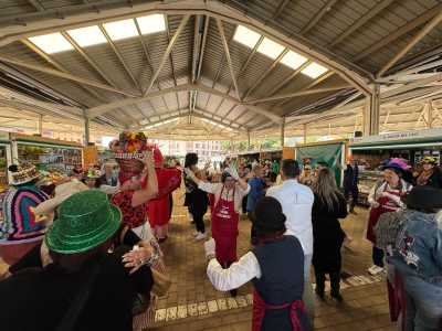 El espíritu del carnaval llena de alegría el Mercado Municipal