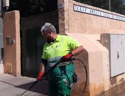 Telde refuerza la limpieza viaria en el entorno de los centros educativos antes del nuevo curso