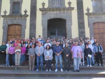 El alcalde de Guía, Alfredo Gonçalves Ferreira, da la bienvenida a las 100 personas que integran los cinco nuevos Programas de Formación en Alternancia con el Empleo